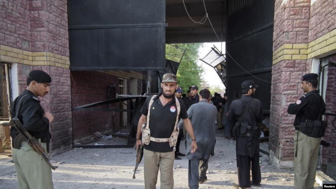 Polisi Pakistan berjaga di depan sebuah pintu gerbang penjara di kota Bannu, Pakistan utara (Foto: dok). Lima pembom bunuh diri dikabarkan menyerang kantor polisi wilayah tersebut, Kamis (14/2).