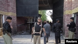 Polisi Pakistan berjaga di depan sebuah pintu gerbang penjara di kota Bannu, Pakistan utara (Foto: dok). Lima pembom bunuh diri dikabarkan menyerang kantor polisi wilayah tersebut, Kamis (14/2).