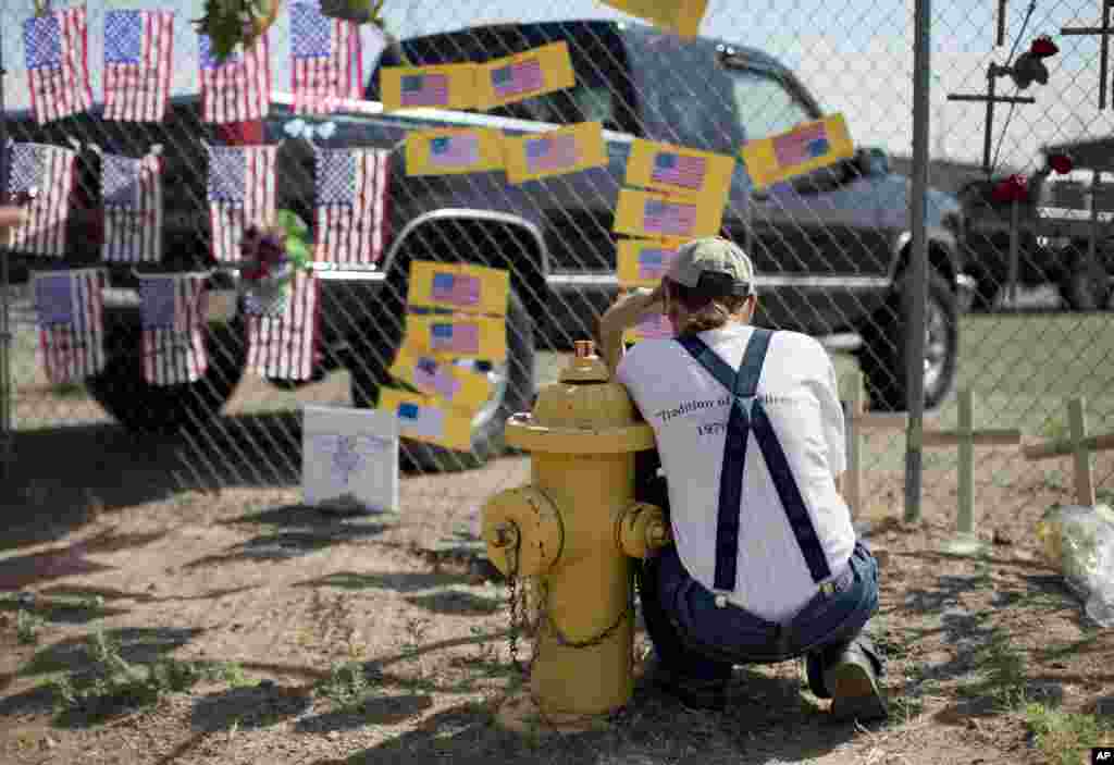 Stephen Grady reads notes left at the Granite Mountain Interagency Hotshot Crew fire station in Prescott, Arizona, July 2, 2013.
