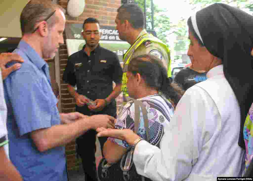 Ante el desabastecimiento que afecta a los venezolanos, todos por igual deben hacer la fila para comprar.