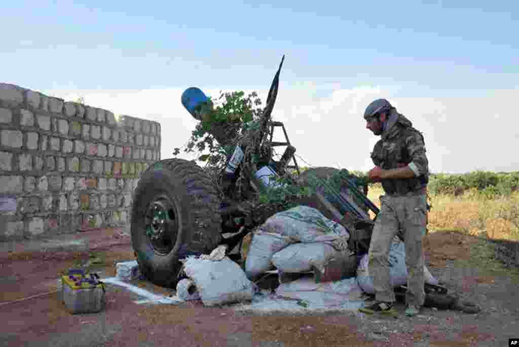 A Syrian rebel fires shells against government&nbsp;forces in Idlib, northern Syria, May 23, 2013. 