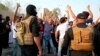 مردم معترض در بصره عراق