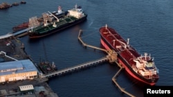  Tàu chở dầu của Trung Quốc cập cảng ở Bayonne, New Jersey, Mỹ.
