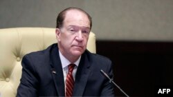 El presidente del Banco Mundial, David Malpass, asiste a una reunión con el primer ministro sudanés en la capital de Sudán, Jartum, el 30 de septiembre de 2021.