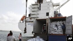 Kenyan port workers prepare to load into a ship a consignment of food from UNICEF destined for Somalia to help in the humanitarian crisis from the coastal town of Mombasa August 1, 2011