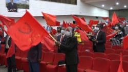 Les militants du PCT jubilent à l'institure de Sassou N'Guesso pour la présidentielle de mars prochain à Brazzaville, le 8 janvier 2021. (VOA/Arsène Séverin)