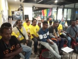 Perwakilan masyarakat adat dari sejumlah wilayah di Papua saat menggelar konferensi pers di kantor Amnesty Internasional Indonesia di Jakarta, Jumat (8/11/2019).