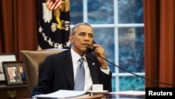 Le président Barack Obama au téléphone avec le roi Abdullah d'Arabie saoudite en septembre 2014 (Archives)