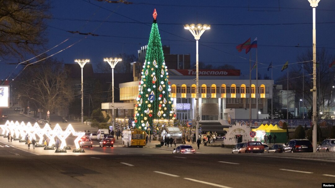 Božićno drvce na trgu u Tiraspolju, u Moldavskoj otcijepljenoj regiji Transdnjestrovlja, 3. januara 2025. Region, kojem je prekinuta isporuka ruskog gasa, ima zatvorene fabrike, ograničeno centralno grijanje i nametnuto isključenje struje.