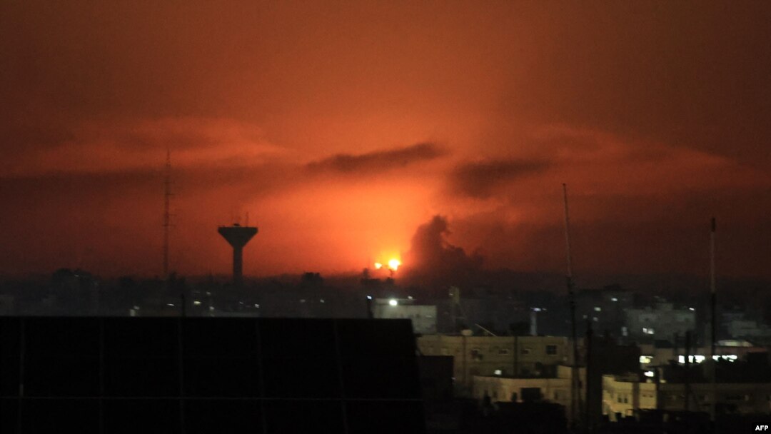 Slika snimljena iz Rafaha, u južnom pojasu Gaze, prikazuje dim kako se nadvija nad zgradama nakon izraelskog bombardiranja 4. decembra 2023.
