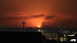 Slika snimljena iz Rafaha, u južnom pojasu Gaze, prikazuje dim kako se nadvija nad zgradama nakon izraelskog bombardiranja 4. decembra 2023.