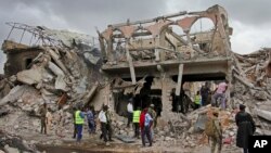 Pasukan keamanan Somalia dan petugas lainnya melakukan pencarian korban dekat bangunan yang hancur akibat serangan bom di Mogadishu, Somalia, 15 Oktober 2017. (Foto: dok). 