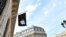 (แฟ้มภาพ) - โลโก้แอปเปิลแขวนด้านหน้า Apple store ใกล้กับ The Opera Garnier ในกรุงปารีส 1 กรกฎาคม 2021