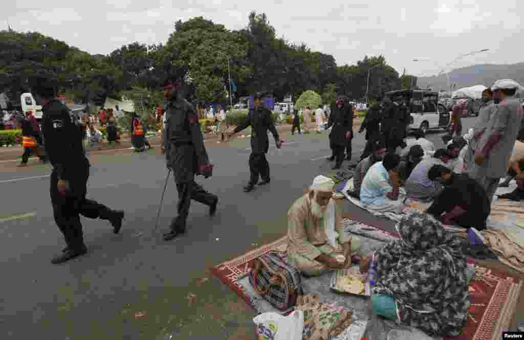 شاہراہ دستور اور اس کے گردونواح کا علاقہ عام دنوں میں غیر متعلقہ افراد کے لیے ممنوع ہوتا ہے لیکن ان دنوں یہاں ملک کے مختلف شہروں سے دھرنے میں شریک لوگ موجود ہیں۔