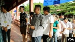 People line up before a polling station in Phnom Penh’s Sen Sok district on July 29, 2018. (Ty Aulissa/VOA Khmer) 