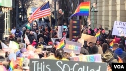 En la marcha de Nueva York predominó la bandera multicolor que representa a la comunidad LGTB. (Foto Celia Mendoza).