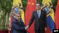 El primer ministro de China, Li Keqiang (D), recibió al presidente de Ecuador, Lenin Moreno, antes de su reunión en el Gran Palacio del Pueblo en Beijing.