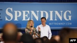 Republikanski predsednički pretendent Mit Romni sa suprugom na izbornom skupu u Mičigenu