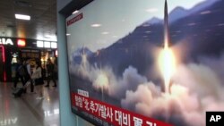 Sebuah layar TV di stasiun kereta api Seoul, Korea Selatan menayangkan berita peluncuran misil Korea Utara, Sabtu (4/5). 