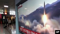 Una pantalla de televisión muestra un archivo del lanzamiento de un misil de Corea del Norte durante un programa de noticias en la estación de tren de Seúl en Seúl, Corea del Sur, el sábado 4 de mayo.