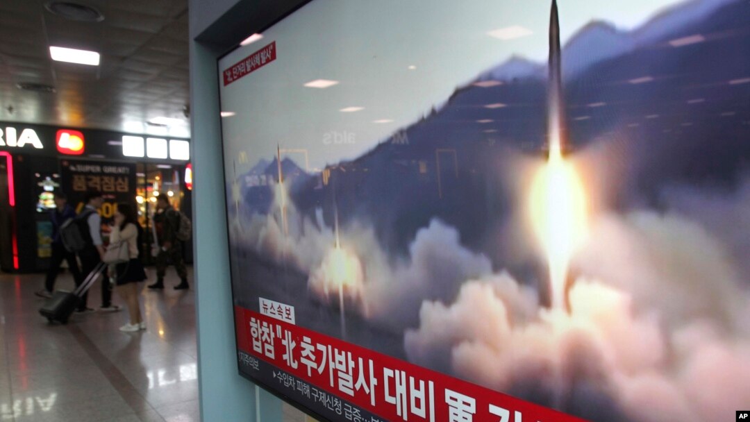 Sebuah layar TV di stasiun kereta api Seoul, Korea Selatan menayangkan berita peluncuran misil Korea Utara, Sabtu (4/5). 