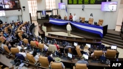 Congresistas nicaragüenses participan en sesión parlamentaria donde se aprobó una carta instando al presidente nicaragüense Daniel Ortega a desvincular al país de la Organización de Estados Americanos (OEA) en Managua, el 16 de noviembre de 2021.