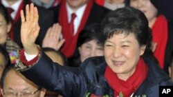 Presiden terpilih Park Geun-hye melambaikan tangan pada pendukung di ibu kota Seoul (19/12). (AP/Kim Jae-hwan)