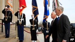 El secretario de Defensa de EE.UU., Jim Mattis (izq.), recibe al vicepresidente Mike Pence en el Pentágono, el 19 de diciembre de 2018.