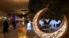 Dekorasi lentera tradisional dan bulan sabit dipasang dan dinyalakan di distrik Seef Dubai menjelang bulan suci puasa Ramadhan, 11 April 2021. (Foto: AFP/Giuseppe Cacace)
