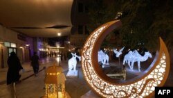 Dekorasi lentera tradisional dan bulan sabit dipasang dan dinyalakan di distrik Seef Dubai menjelang bulan suci puasa Ramadhan, 11 April 2021. (Foto: AFP/Giuseppe Cacace)