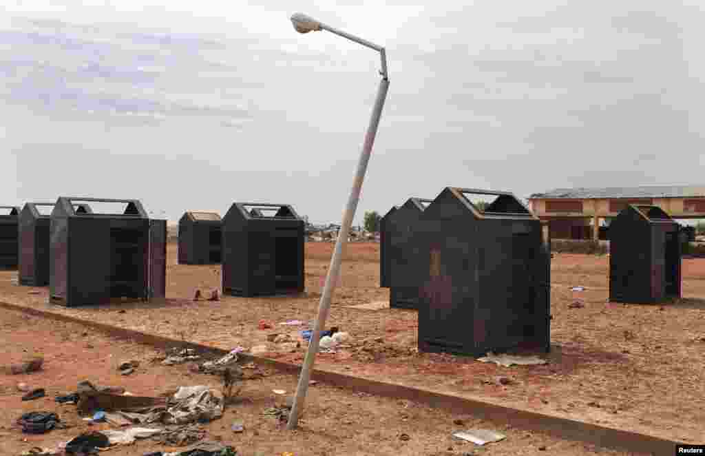 Des caissons de stockage d&#39;un march&eacute; &agrave; poisson de Konna utilis&eacute; comme base par les militants islamistes.