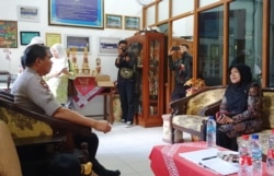 Kapolda DIY Irjen Pol Asep Suhendar menemui Kepala SMP N Turi Tutik Nurdiana, Sabtu, 22 Februari 2020. (Foto: VOA/Nurhadi Sucahyo)