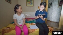 종합지표조사를 위해 북한 가정을 방문한 유엔아동기금(UNICEF) 조사 요원이 북한 어린이와 일대일 면담을 하고 있다. 사진 출처 = UNICEF 웹사이트.