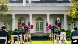 美国总统拜登与日本首相菅义伟在白宫玫瑰园举行联合记者会（2021年4月16日）