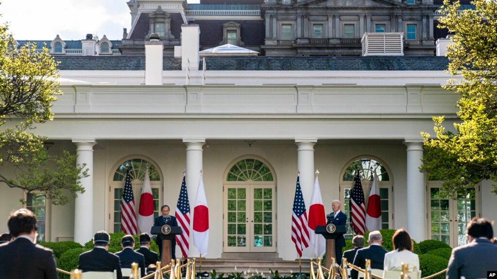 美国总统拜登与日本首相菅义伟在白宫联合记者会上（美联社2021年4月16日）(photo:VOA)