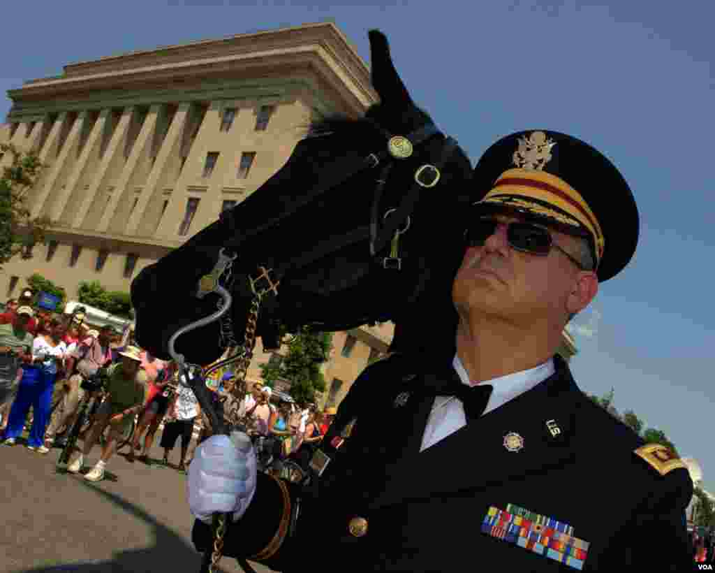 Офицер ведет лошадь без наездника: на ней седло, в стремена вставлены сапоги, а к седлу прикреплена сабля - это символизирует, что солдат погиб и более никогда не встанет в строй