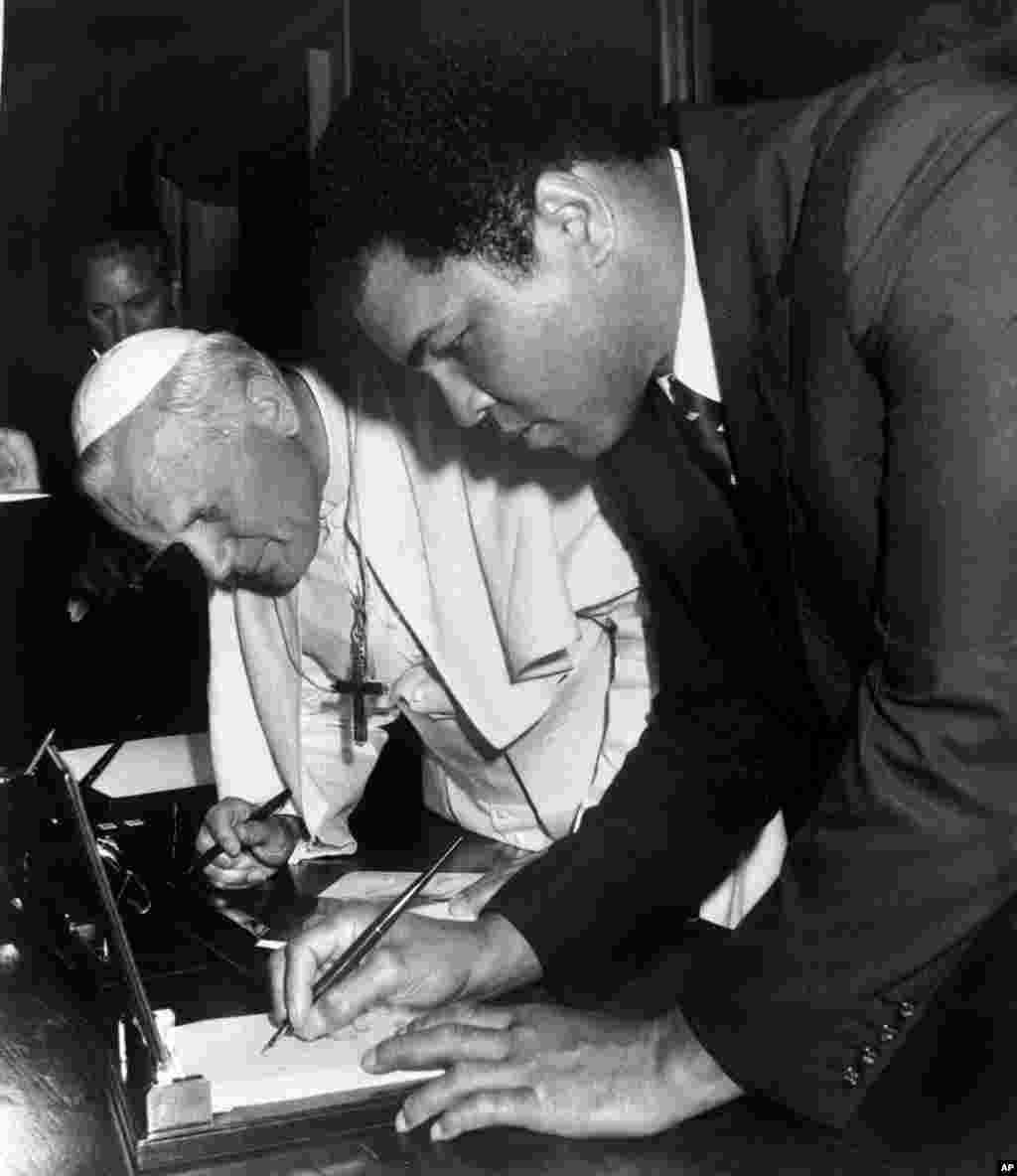 El Papa Juan Pablo II, reunido con Muhammad Ali en la Ciudad del Vaticano el 6 de junio de 1982.