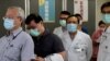 Para petugas kesehatan Taiwan antre vaksinasi COVID-19 di Far Eastern Memorial Hospital di New Taipei City, 22 Maret 2021. (Foto: Sam Yeh / AFP)
