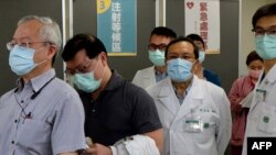 Para petugas kesehatan Taiwan antre vaksinasi COVID-19 di Far Eastern Memorial Hospital di New Taipei City, 22 Maret 2021. (Foto: Sam Yeh / AFP)
