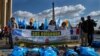 (FILES) Foto bertanggal 25 Maret 2019 ini menunjukkan para demonstran Komunitas Uighur Prancis membawa bendera Turkestan Timur (Uighur) dalam protes terkait rekor HAM China di dekat Menara Eiffel. (Foto: AFP)