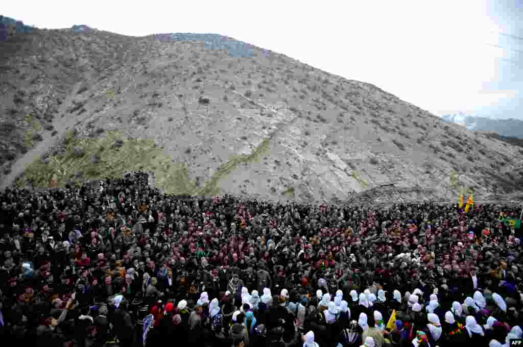 Rakyat Kurdi berkumpul dalam pawai di Uludere (Roboski) di Sirnak. Pawai tersebut menandai peringatan tahun ketiga 28 Desember 2011 pembunuhan 34 warga sipil Turki-Kurdi yang bekerja sebagai penyelundup di perbatasan Turki-Irak dalam serangan pesawat jet militer Turki, atau yang lebih dikenal dengan serangan Roboski, yang mengira kelompok tersebut adalah milita Partai Pekerja Kurdistan (PKK).