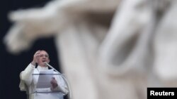 Le pape François lors de la prière angélus à Saint Petersbourg au Vatican, le 11 décembre 2016. 