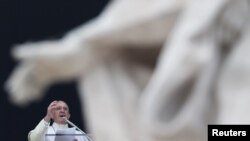 Le pape François lors de la prière angélus à Saint Petersbourg au Vatican, le 11 décembre 2016. 