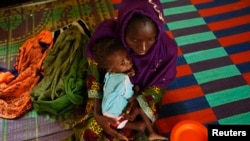 지난해 6월 아프리카 모리타니아의 한 병원에서 영양실조에 걸린 모녀가 치료를 받고 있다. (자료사진)