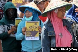 Sejumlah petani dari beberapa daerah di Jawa Timur menuntut pemerintah selesaikan sengketa agraria yang mengakibatkan hilangnya lahan garapan petani dan rakyat(foto VOA-Petrus Riski)