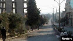 Binh sĩ chính phủ Syria trên con đường qua núi Qalamoun tại thị trấn Qara sử dụng để vận chuyển vũ khí hóa học.
