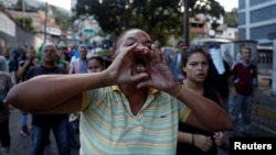 지난 21일 베네수엘라 수도 카라카스에서 시민들이 마두로 니콜라스 대통령의 퇴진을 요구하는 시위를 하고 있다. 