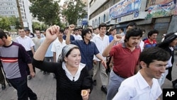 Uighur protesters march through the street in Urumqi, western China's Xinjiang province (2009 File)