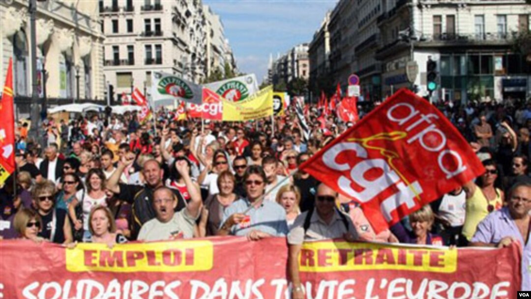 Ribuan warga di kota Marseille, Perancis selatan kembali turun ke jalan untuk menentang pengunduran usia pensiun, 2 Oktober 2010.