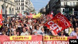 Ribuan warga di kota Marseille, Perancis selatan kembali turun ke jalan untuk menentang pengunduran usia pensiun, 2 Oktober 2010.